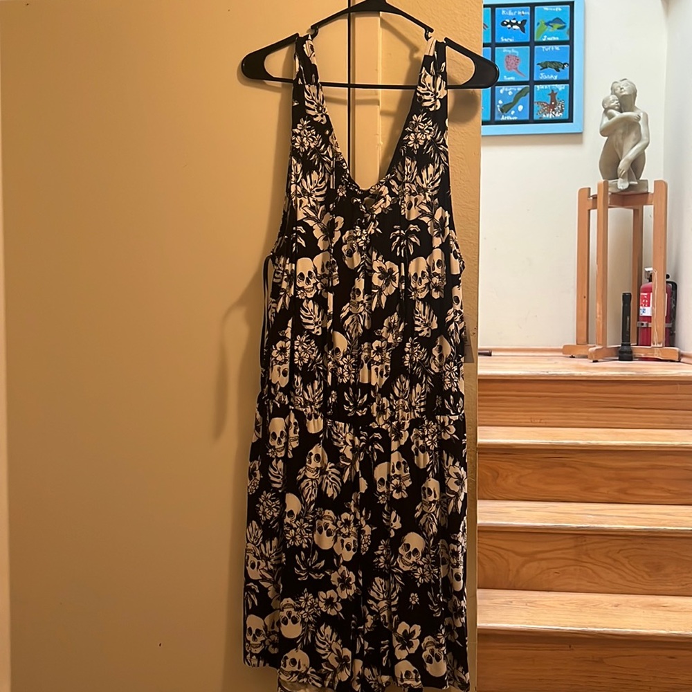 Women’s 2x skull and floral jumper.